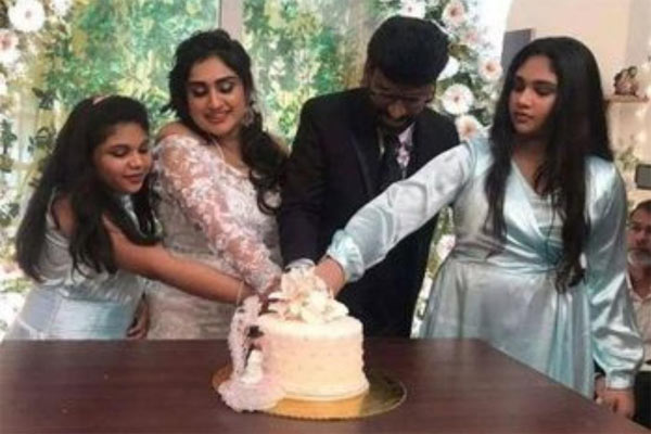 Vanitha Marriage Cake Cutting